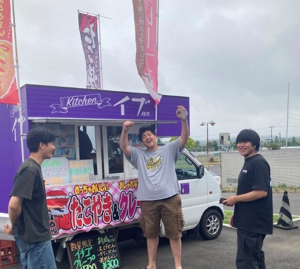 移動販売車でお菓子や日用品が購入可能です。